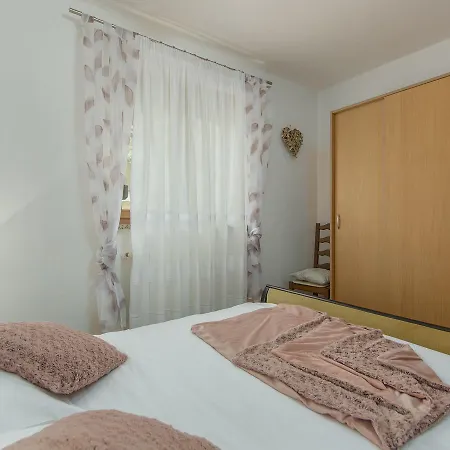 Modern In Porec With Swimming Pool And Jacuzzi Nova Vas (Porec)