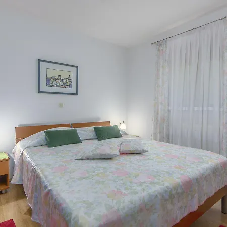 Modern In Porec With Swimming Pool And Jacuzzi Appartement *
