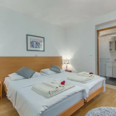 Modern In Porec With Swimming Pool And Jacuzzi Nova Vas (Porec)