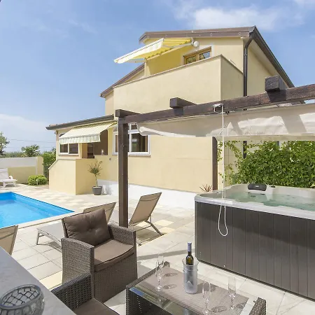 Modern In Porec With Swimming Pool And Jacuzzi Appartement *