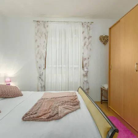 Modern In Porec With Swimming Pool And Jacuzzi Appartement