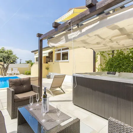 Modern In Porec With Swimming Pool And Jacuzzi *