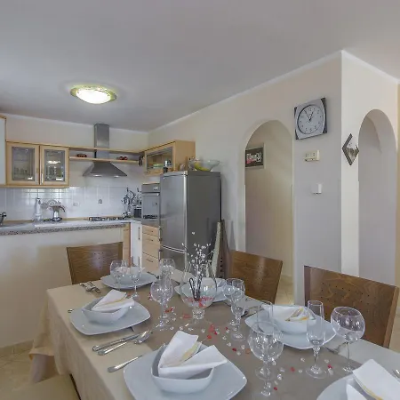 Modern In Porec With Swimming Pool And Jacuzzi Appartement *