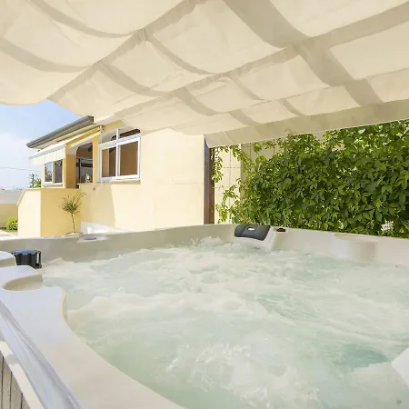 Appartement Modern In Porec With Swimming Pool And Jacuzzi
