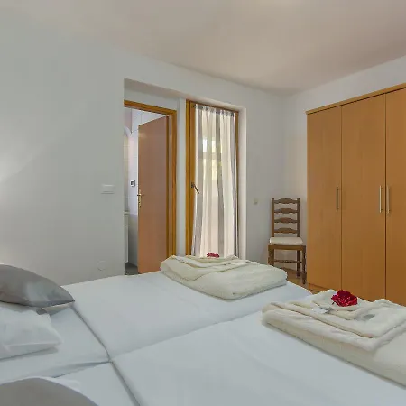 Modern In Porec With Swimming Pool And Jacuzzi Appartement Nova Vas (Porec)