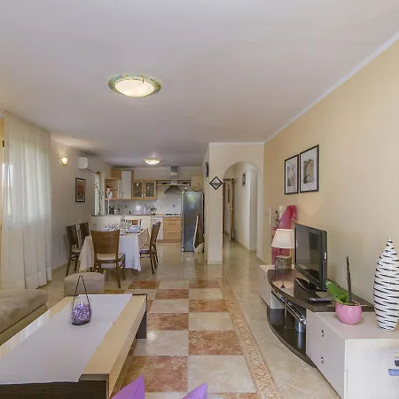 Modern In Porec With Swimming Pool And Jacuzzi Nova Vas (Porec)
