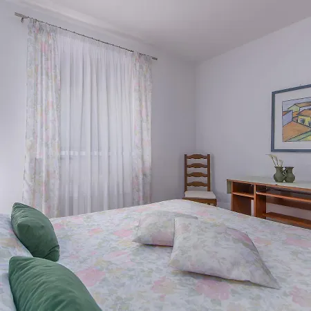 Modern In Porec With Swimming Pool And Jacuzzi Nova Vas (Porec)