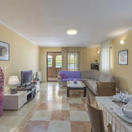 Appartement Modern In Porec With Swimming Pool And Jacuzzi