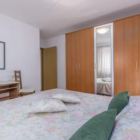 Modern In Porec With Swimming Pool And Jacuzzi Appartement Nova Vas (Porec)