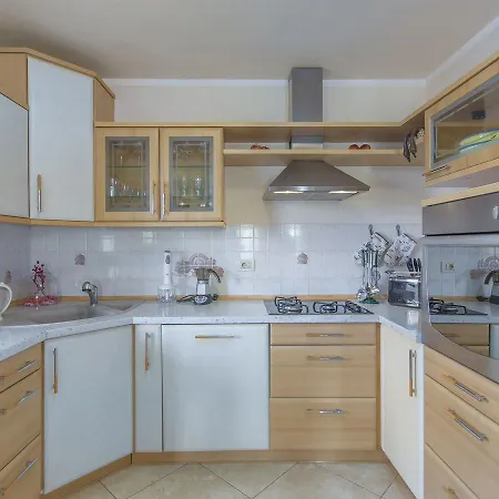 Appartement Modern In Porec With Swimming Pool And Jacuzzi