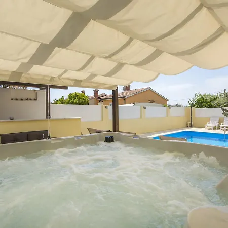 Appartement Modern In Porec With Swimming Pool And Jacuzzi *