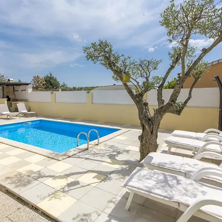 Modern In Porec With Swimming Pool And Jacuzzi Nova Vas (Porec)
