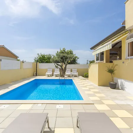Modern In Porec With Swimming Pool And Jacuzzi Appartement *