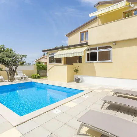 Modern In Porec With Swimming Pool And Jacuzzi Appartement Nova Vas (Porec)