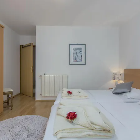 Appartement Modern In Porec With Swimming Pool And Jacuzzi