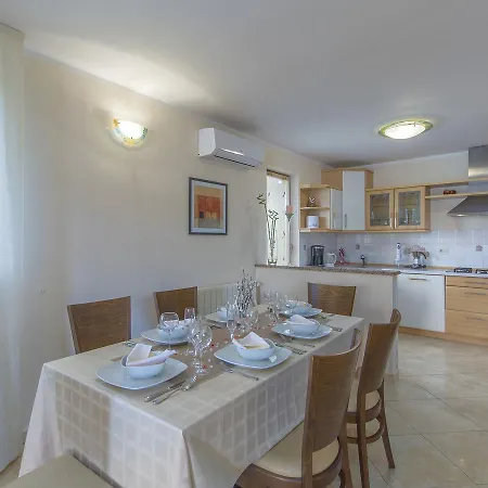 Modern In Porec With Swimming Pool And Jacuzzi Appartement *