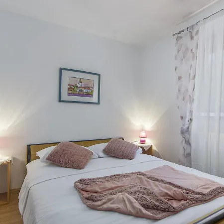 Modern In Porec With Swimming Pool And Jacuzzi Nova Vas (Porec)