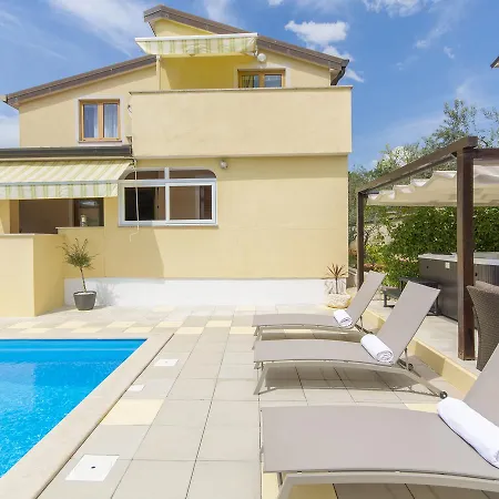 Modern In Porec With Swimming Pool And Jacuzzi * Nova Vas (Porec)